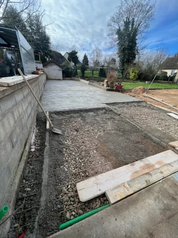 Terrassement d'une cour devant une maison à Sennecey-le-Grand, Sennecey-Le-Grand, Ravat Charbonnier