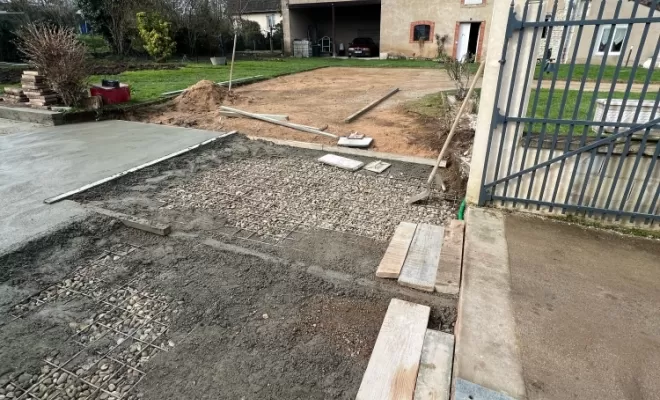 Terrassement d'une cour devant une maison à Sennecey-le-Grand, Sennecey-Le-Grand, Ravat Charbonnier